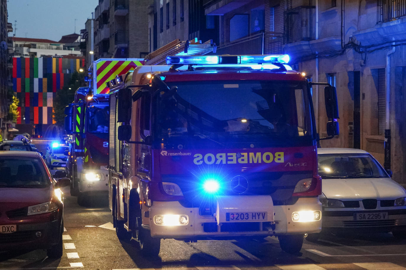 Los bomberos sofocan el fuego de una furgoneta en Jesús Arambarri