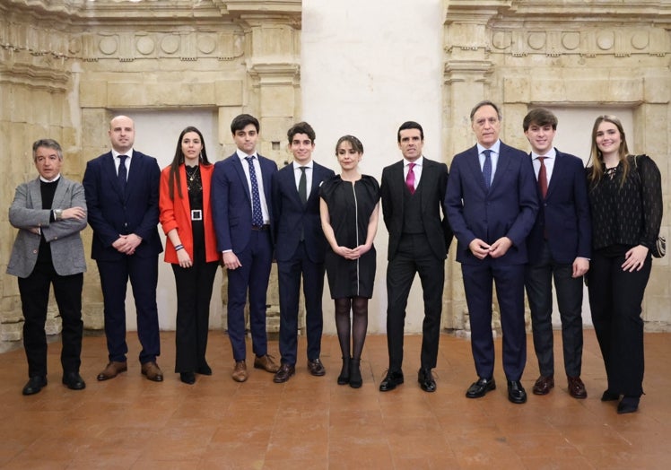 El alcalde Carlos García Carbayo y la concejal Carmen Seguín, junto a la directiva de Juventud Taurina de Salamanca, Emilio de Justo y el periodista Juan Bazaga.