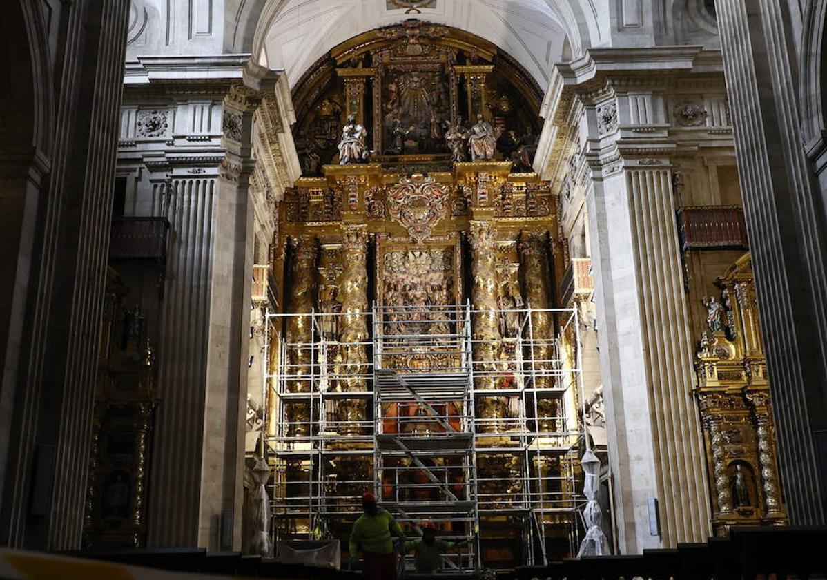 Instalación del andamio en la iglesia de La Clerecía.