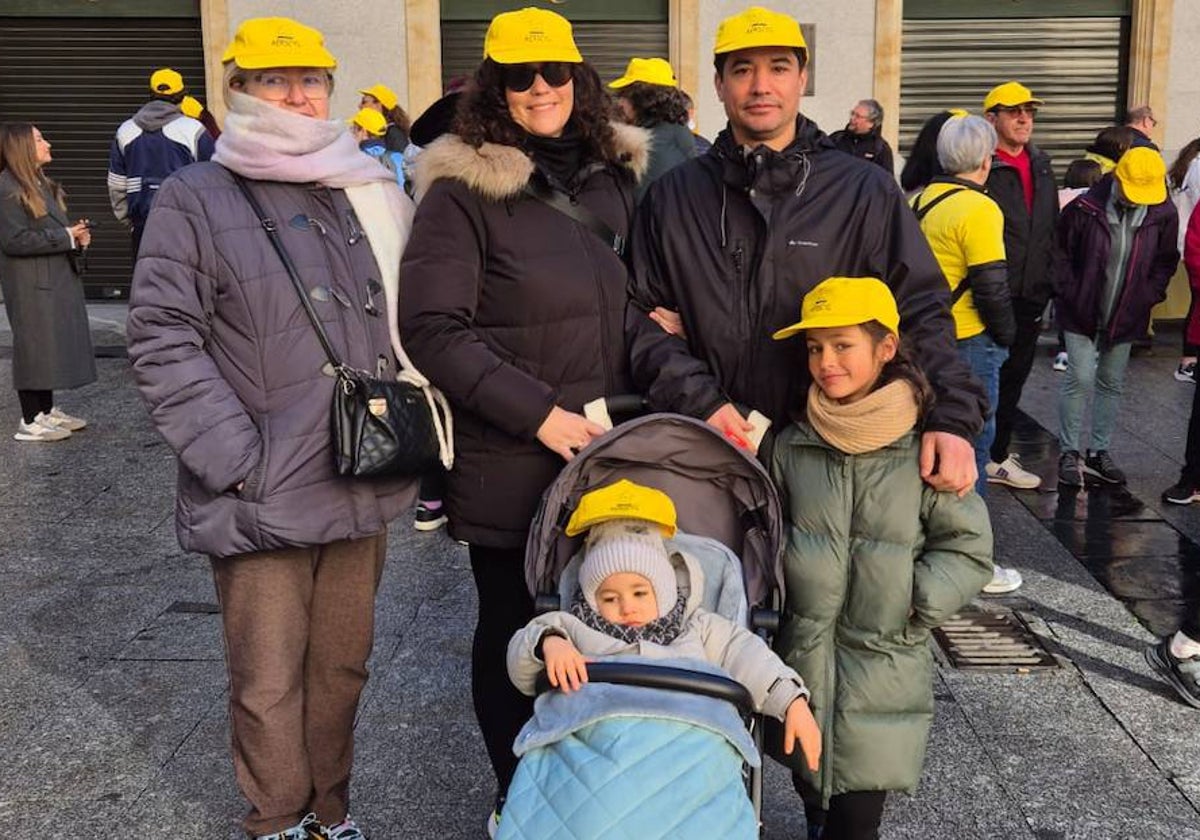 Rodrigo en su cochecito junto a su madre, Verónica, su padre, Rubén, su hermana Ana y su abuela en la última marcha de la Asociación de Enfermedades Raras de Castilla y León.