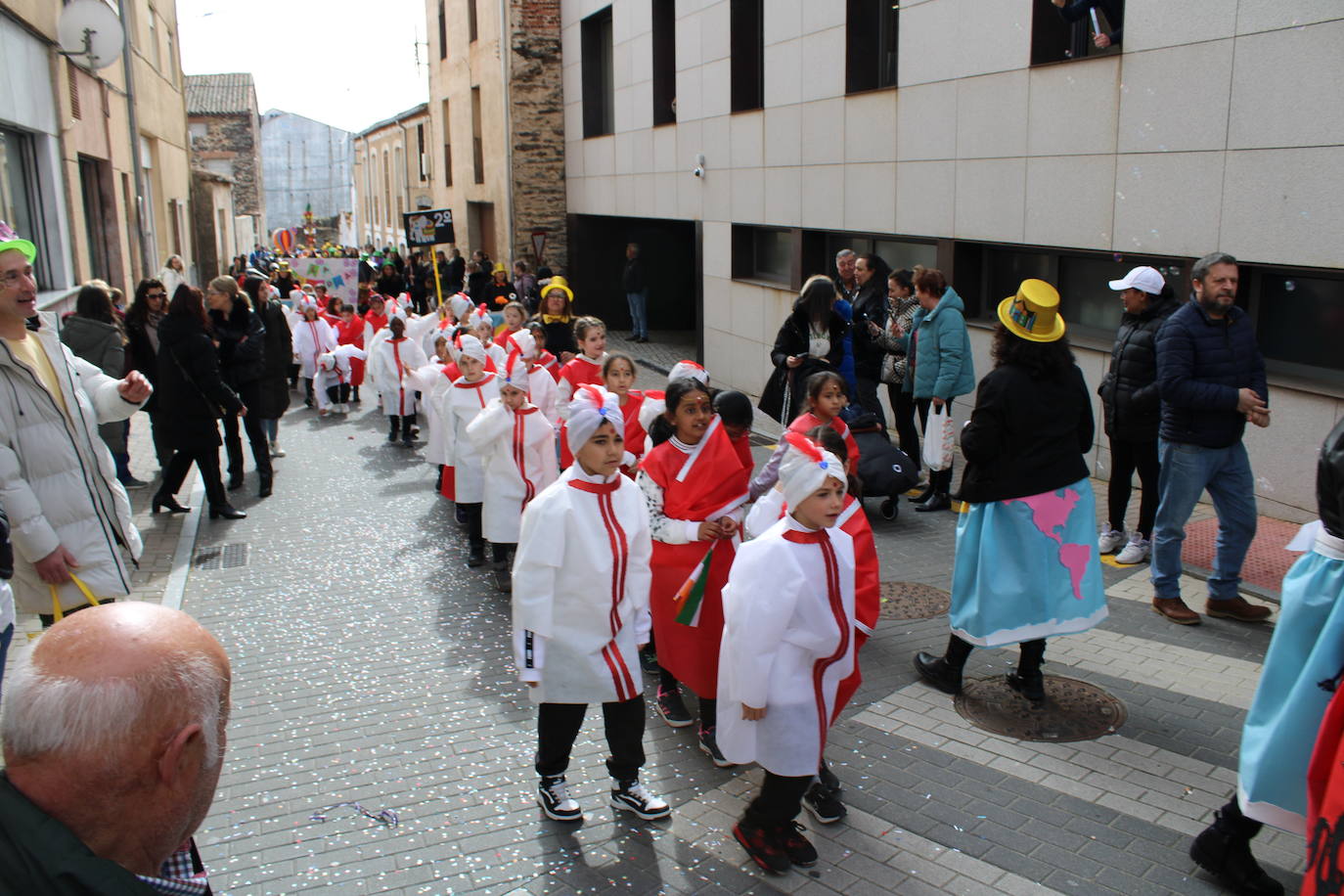 El desfile escolar hace vibrar a Guijuelo con una jornada llena de colorido y música