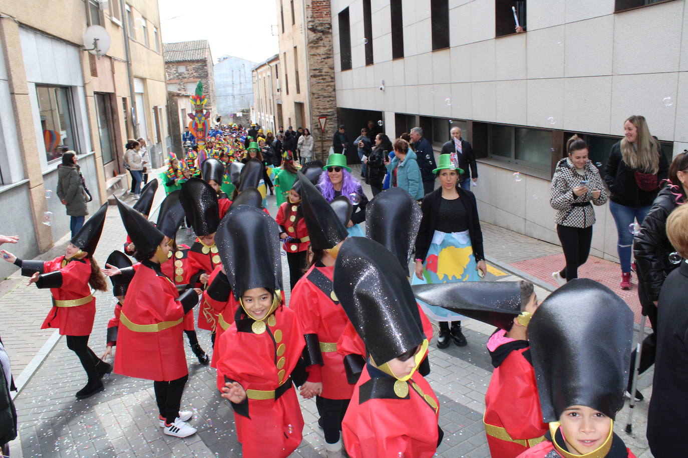 El desfile escolar hace vibrar a Guijuelo con una jornada llena de colorido y música