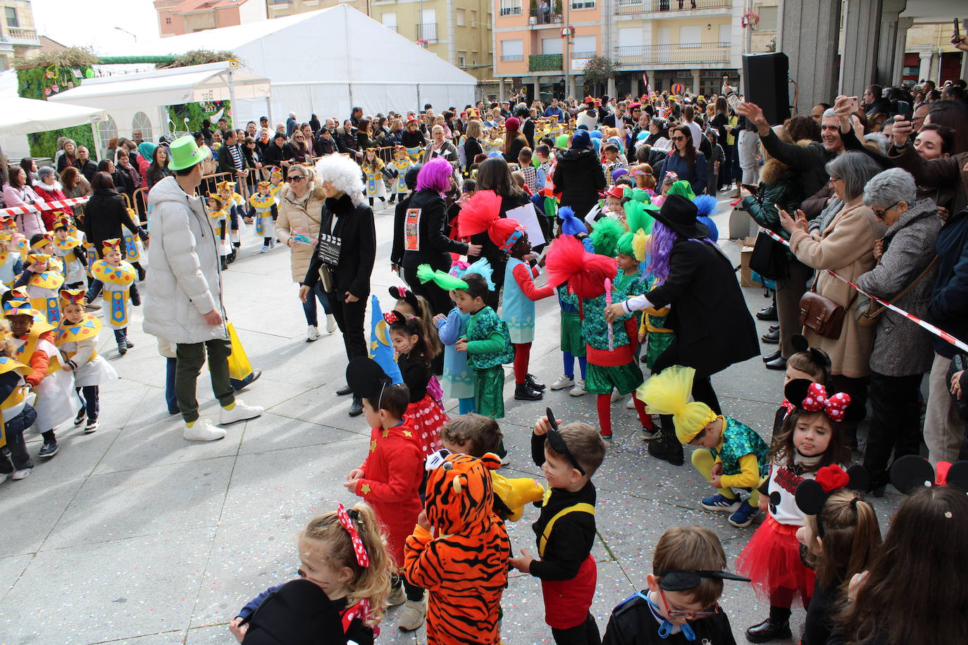 El desfile escolar hace vibrar a Guijuelo con una jornada llena de colorido y música