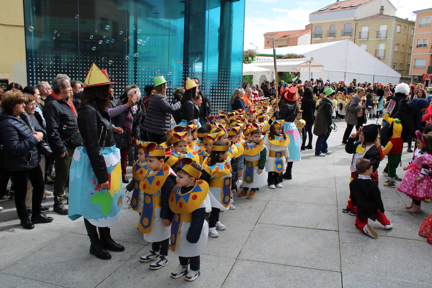 El desfile escolar hace vibrar a Guijuelo con una jornada llena de colorido y música