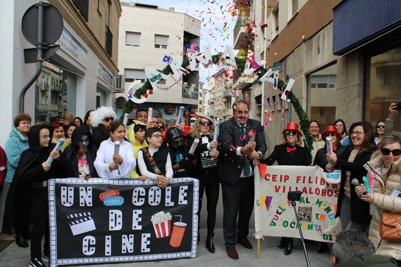 El desfile escolar hace vibrar a Guijuelo con una jornada llena de colorido y música