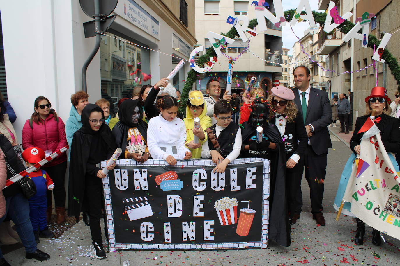 El desfile escolar hace vibrar a Guijuelo con una jornada llena de colorido y música