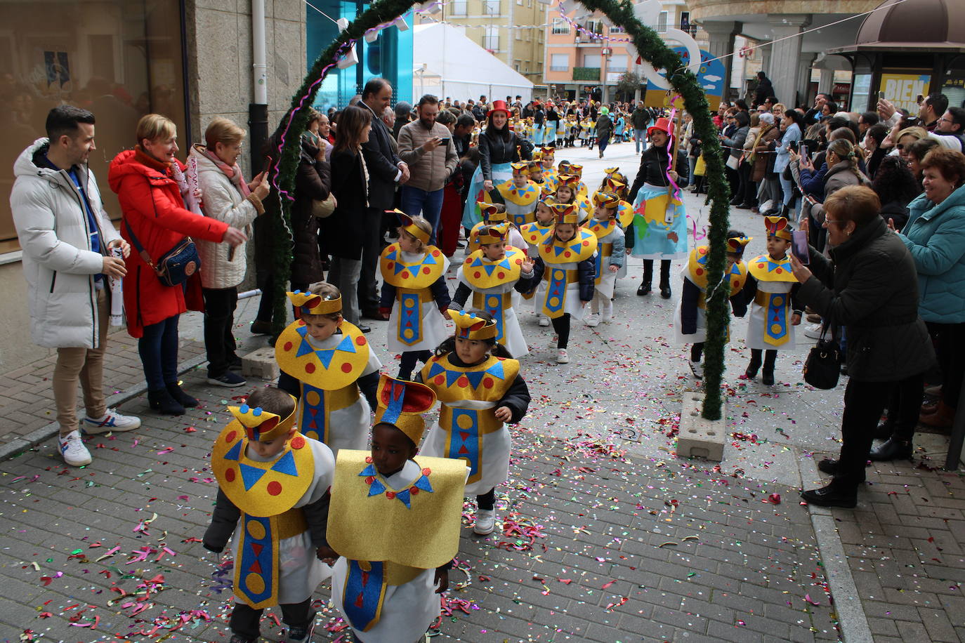 El desfile escolar hace vibrar a Guijuelo con una jornada llena de colorido y música