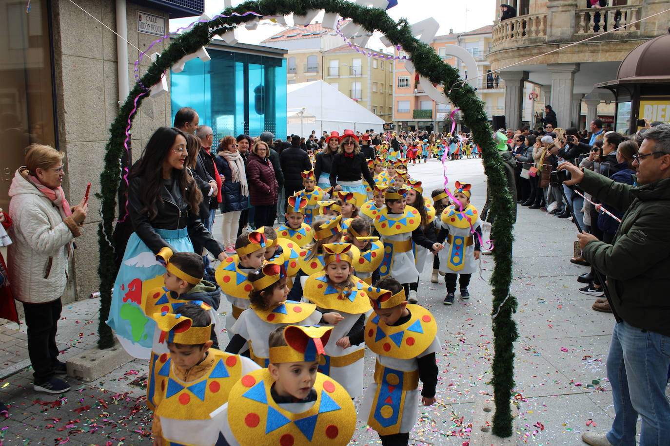 El desfile escolar hace vibrar a Guijuelo con una jornada llena de colorido y música