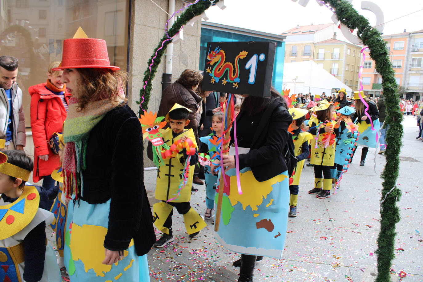 El desfile escolar hace vibrar a Guijuelo con una jornada llena de colorido y música