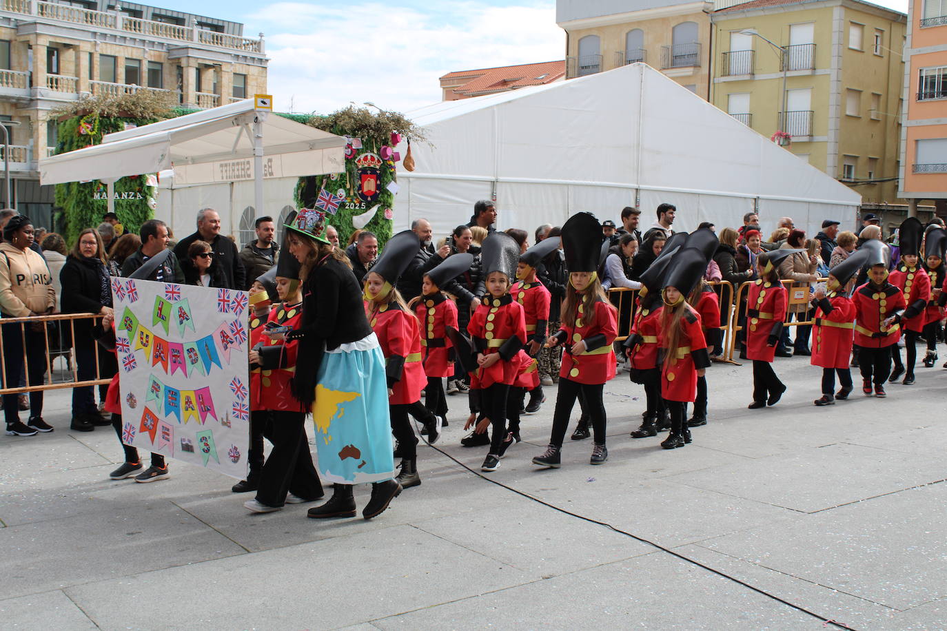 El desfile escolar hace vibrar a Guijuelo con una jornada llena de colorido y música