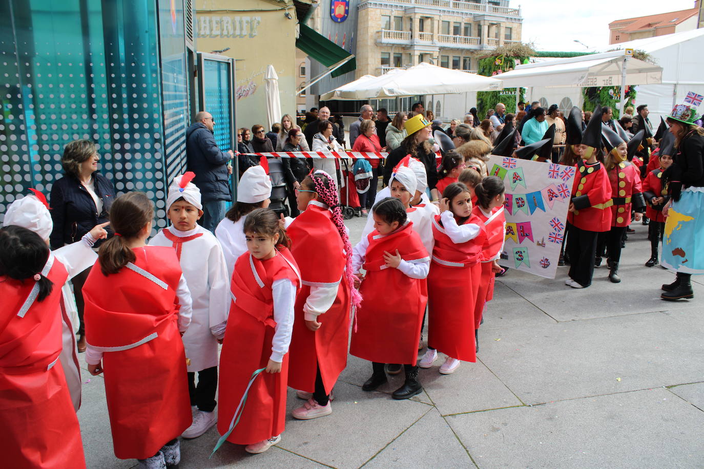 El desfile escolar hace vibrar a Guijuelo con una jornada llena de colorido y música