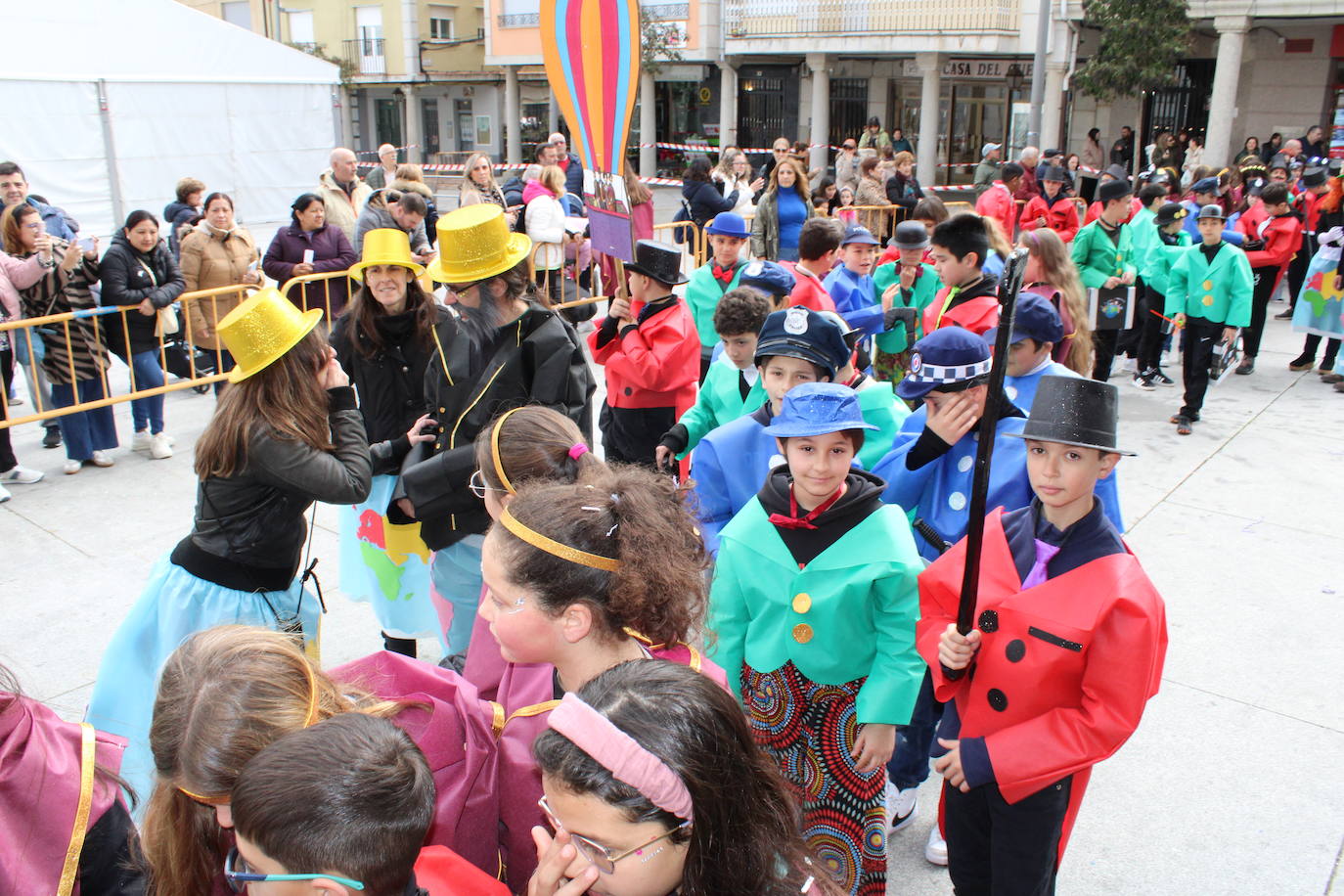 El desfile escolar hace vibrar a Guijuelo con una jornada llena de colorido y música