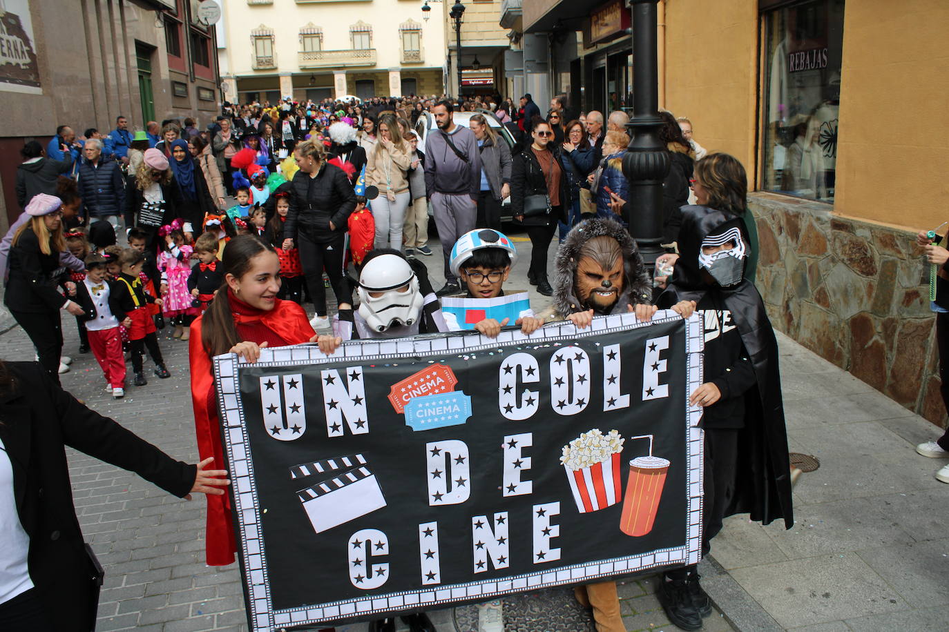 El desfile escolar hace vibrar a Guijuelo con una jornada llena de colorido y música