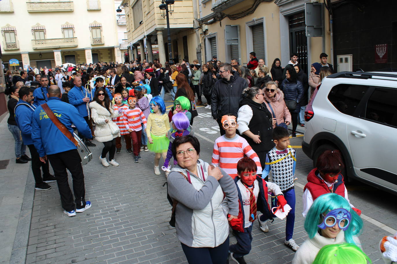 El desfile escolar hace vibrar a Guijuelo con una jornada llena de colorido y música