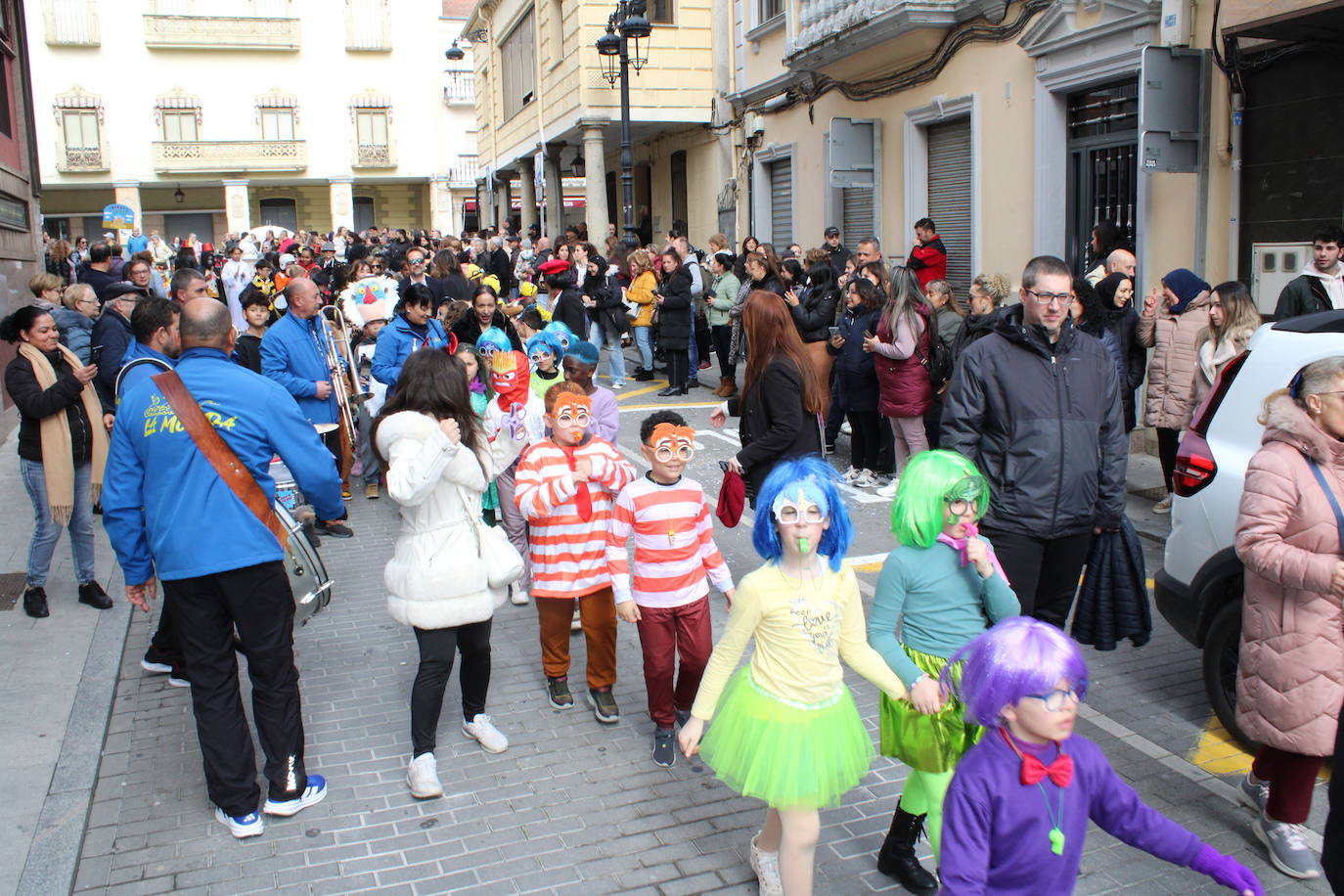 El desfile escolar hace vibrar a Guijuelo con una jornada llena de colorido y música