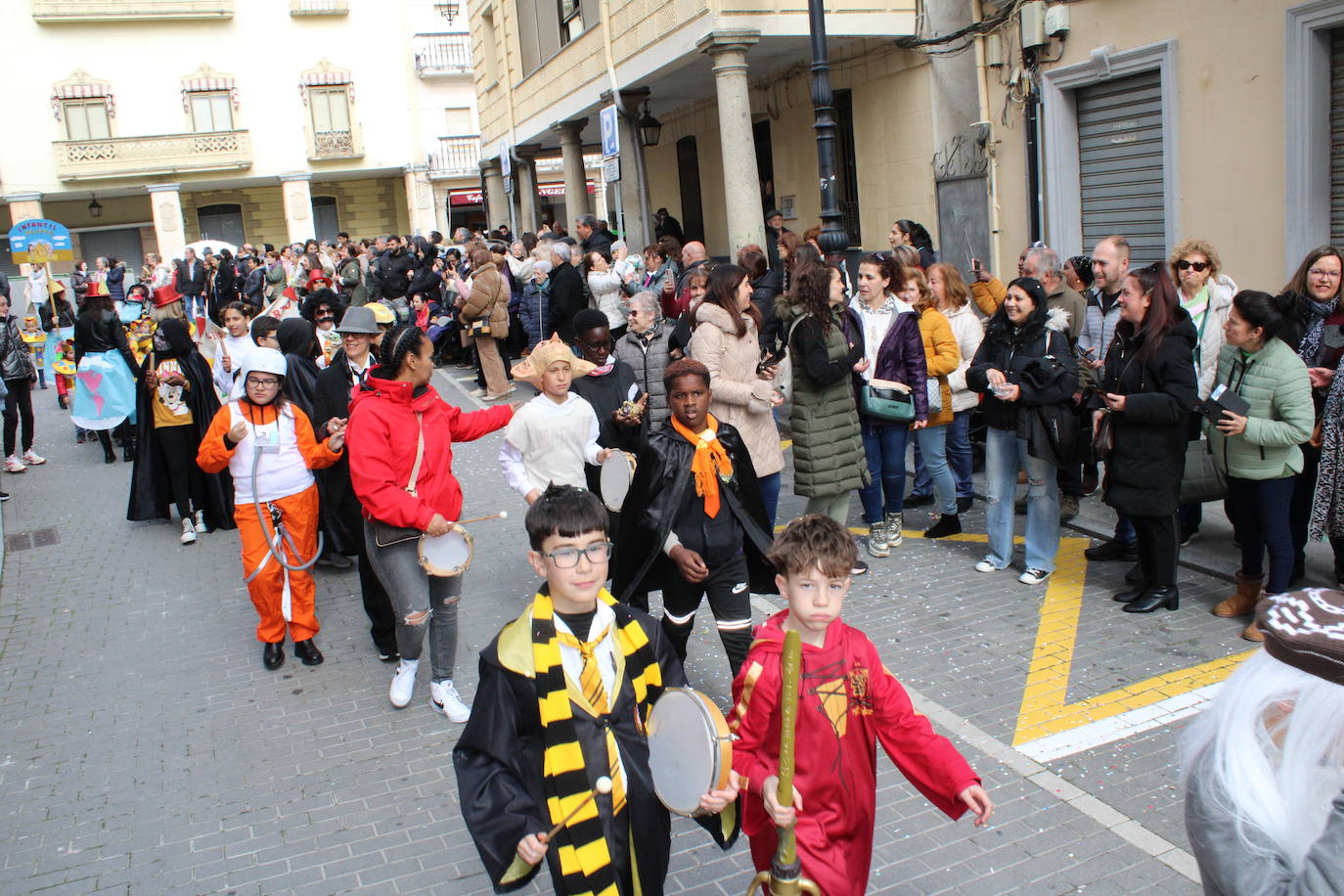 El desfile escolar hace vibrar a Guijuelo con una jornada llena de colorido y música