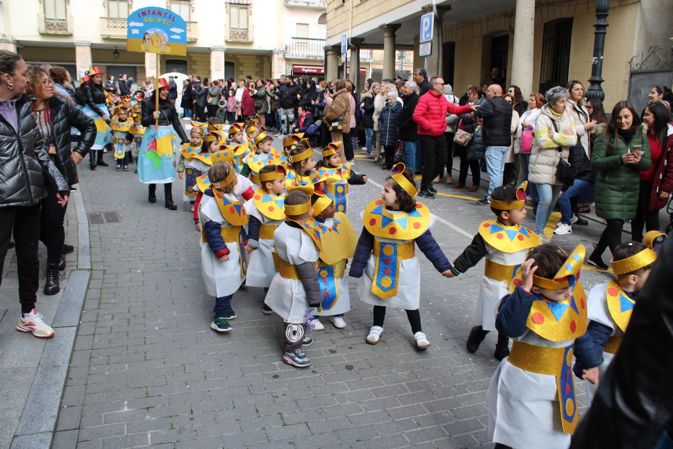 El desfile escolar hace vibrar a Guijuelo con una jornada llena de colorido y música