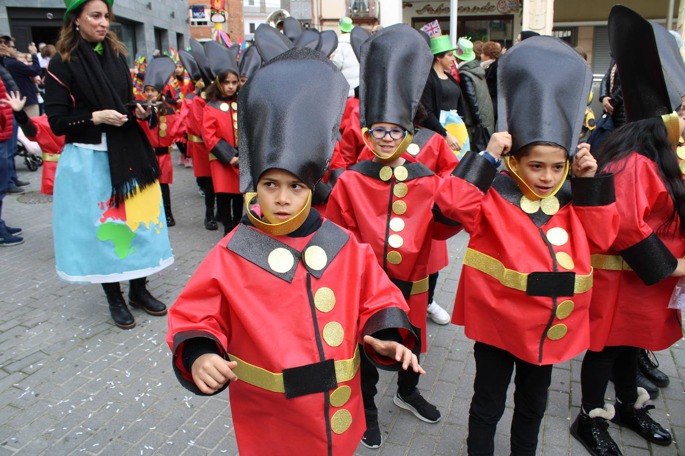 El desfile escolar hace vibrar a Guijuelo con una jornada llena de colorido y música