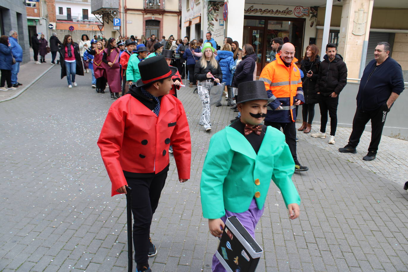 El desfile escolar hace vibrar a Guijuelo con una jornada llena de colorido y música