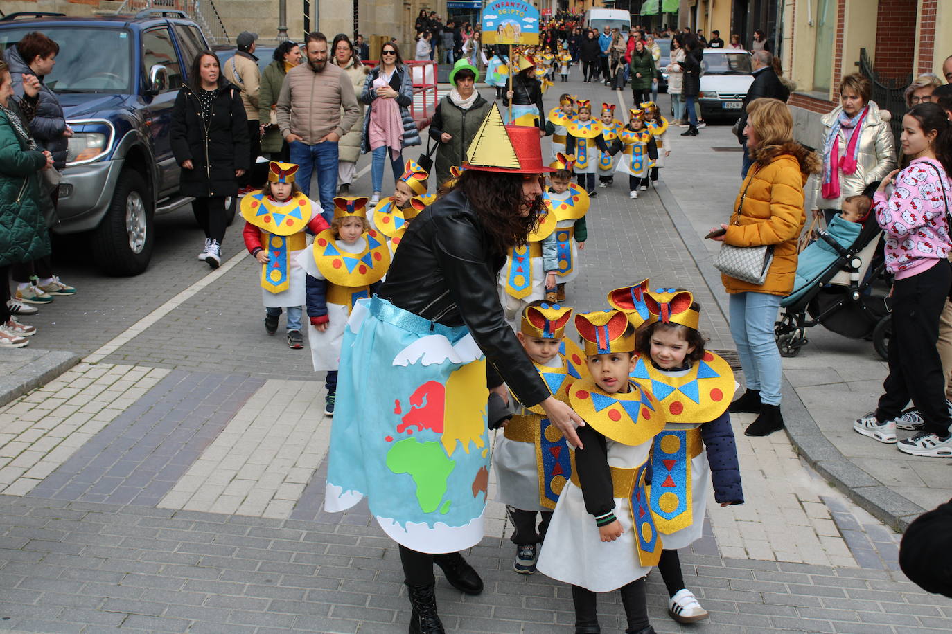 El desfile escolar hace vibrar a Guijuelo con una jornada llena de colorido y música