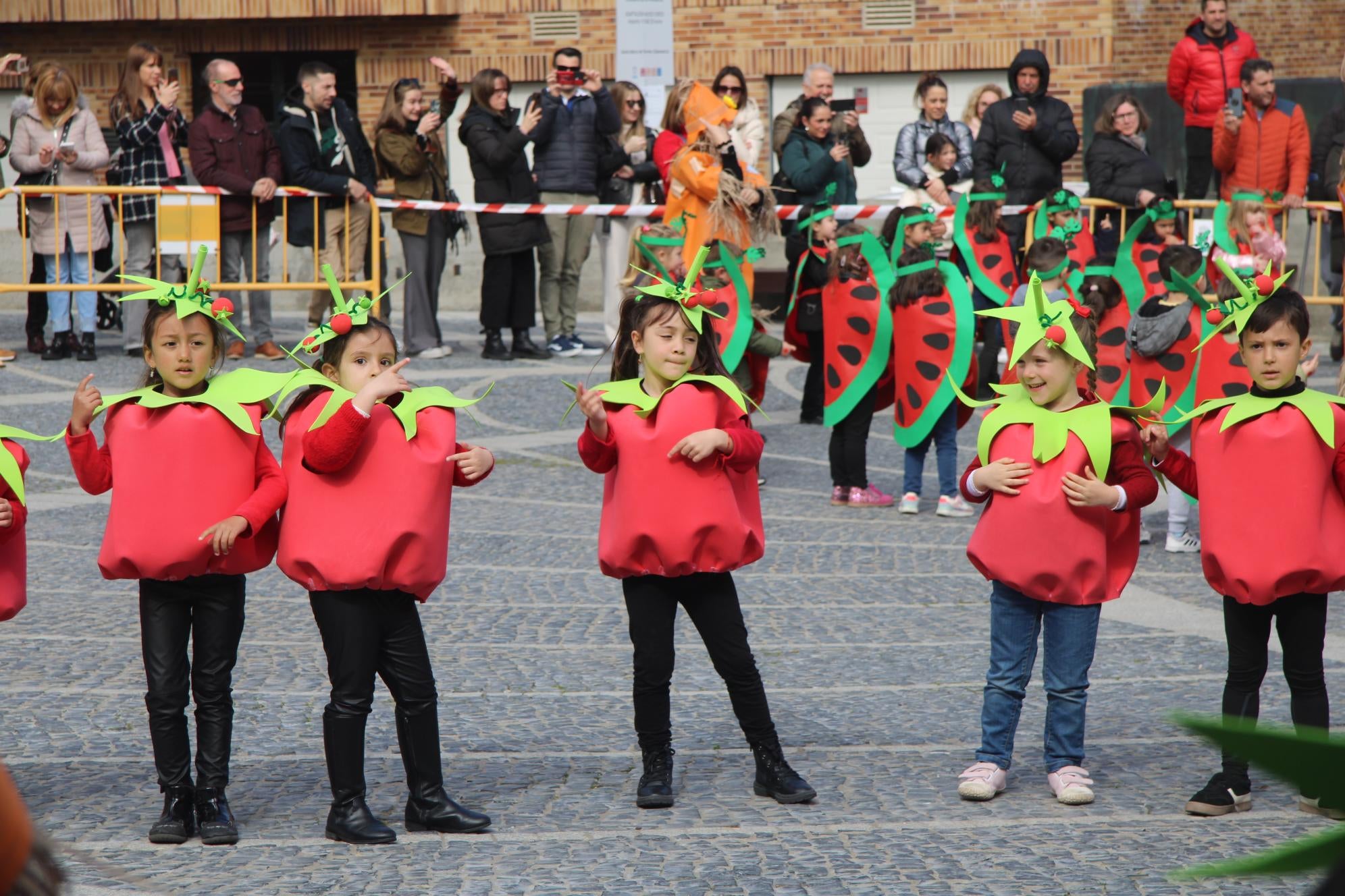 Colorido estreno infantil del carnaval en la plaza de España de Santa Marta de Tormes