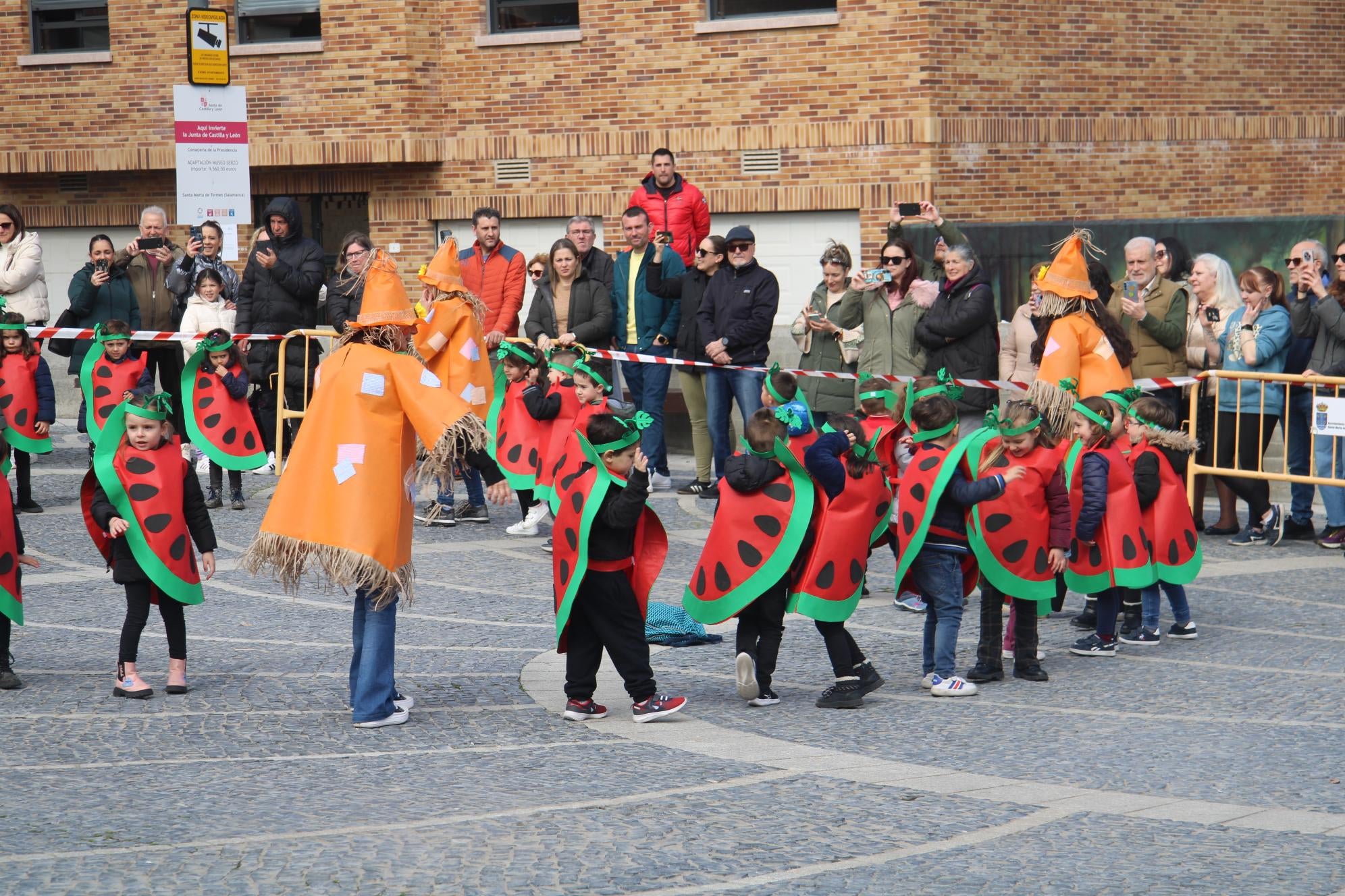 Colorido estreno infantil del carnaval en la plaza de España de Santa Marta de Tormes