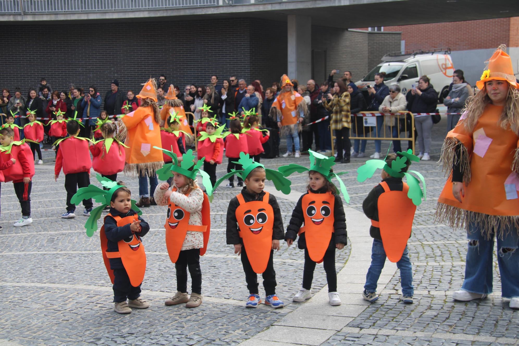 Colorido estreno infantil del carnaval en la plaza de España de Santa Marta de Tormes