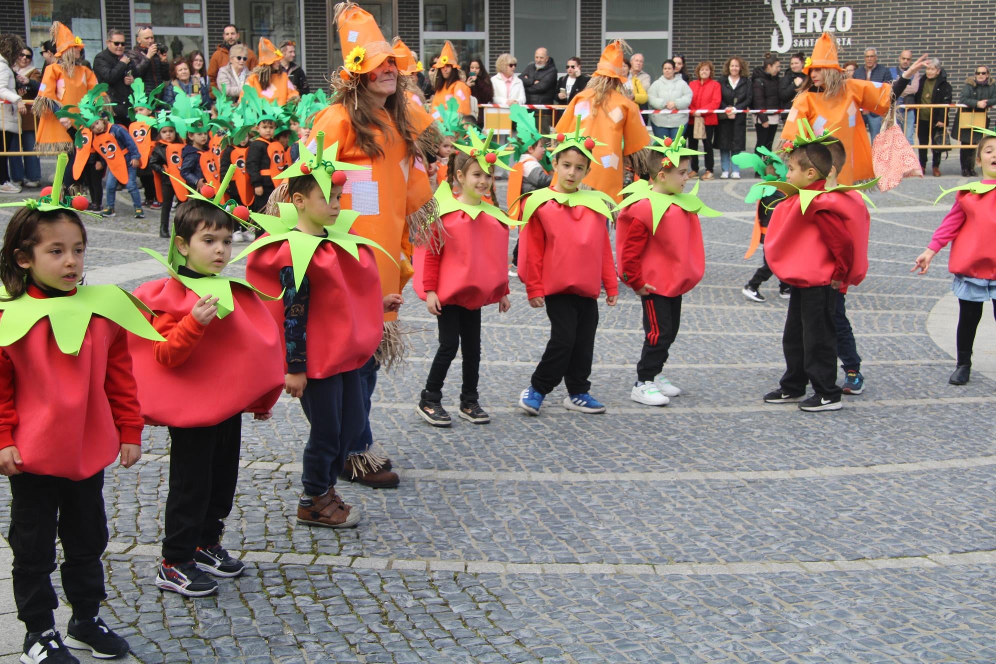 Colorido estreno infantil del carnaval en la plaza de España de Santa Marta de Tormes