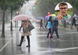 Varias personas pasean bajo una intensa lluvia.