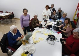 Integrantes del taller de la Asociación del Traje Charro.