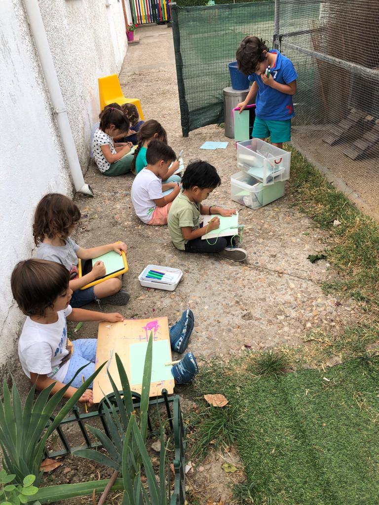 Los Rosales: un cole diferente con los niños como protagonistas jugando en la naturaleza