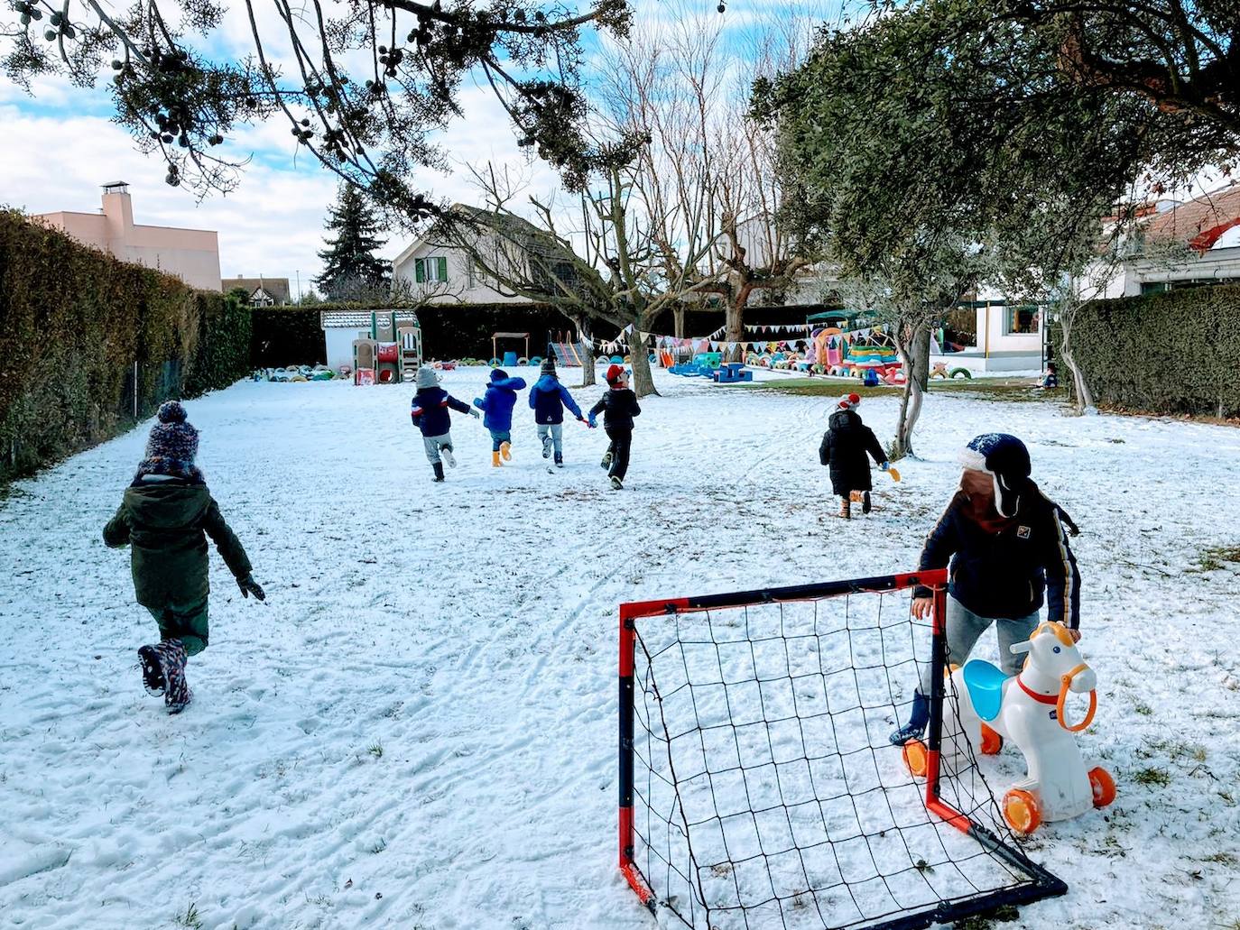 Los Rosales: un cole diferente con los niños como protagonistas jugando en la naturaleza