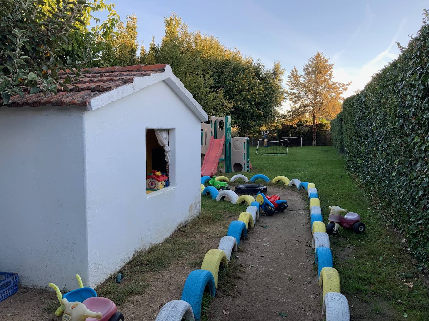 Los Rosales: un cole diferente con los niños como protagonistas jugando en la naturaleza