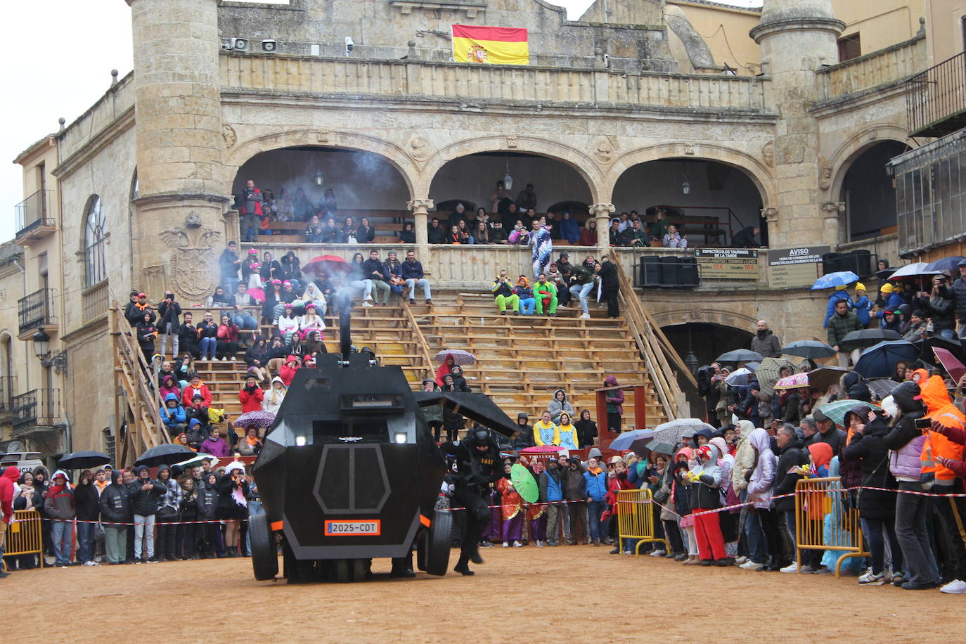 El desfile de disfraces del Carnaval del Toro resiste al frío y el agua