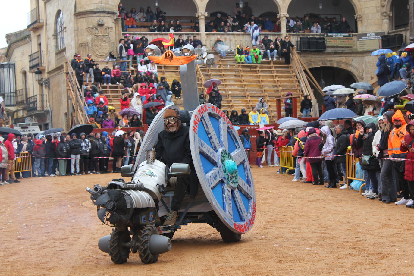 El desfile de disfraces del Carnaval del Toro resiste al frío y el agua