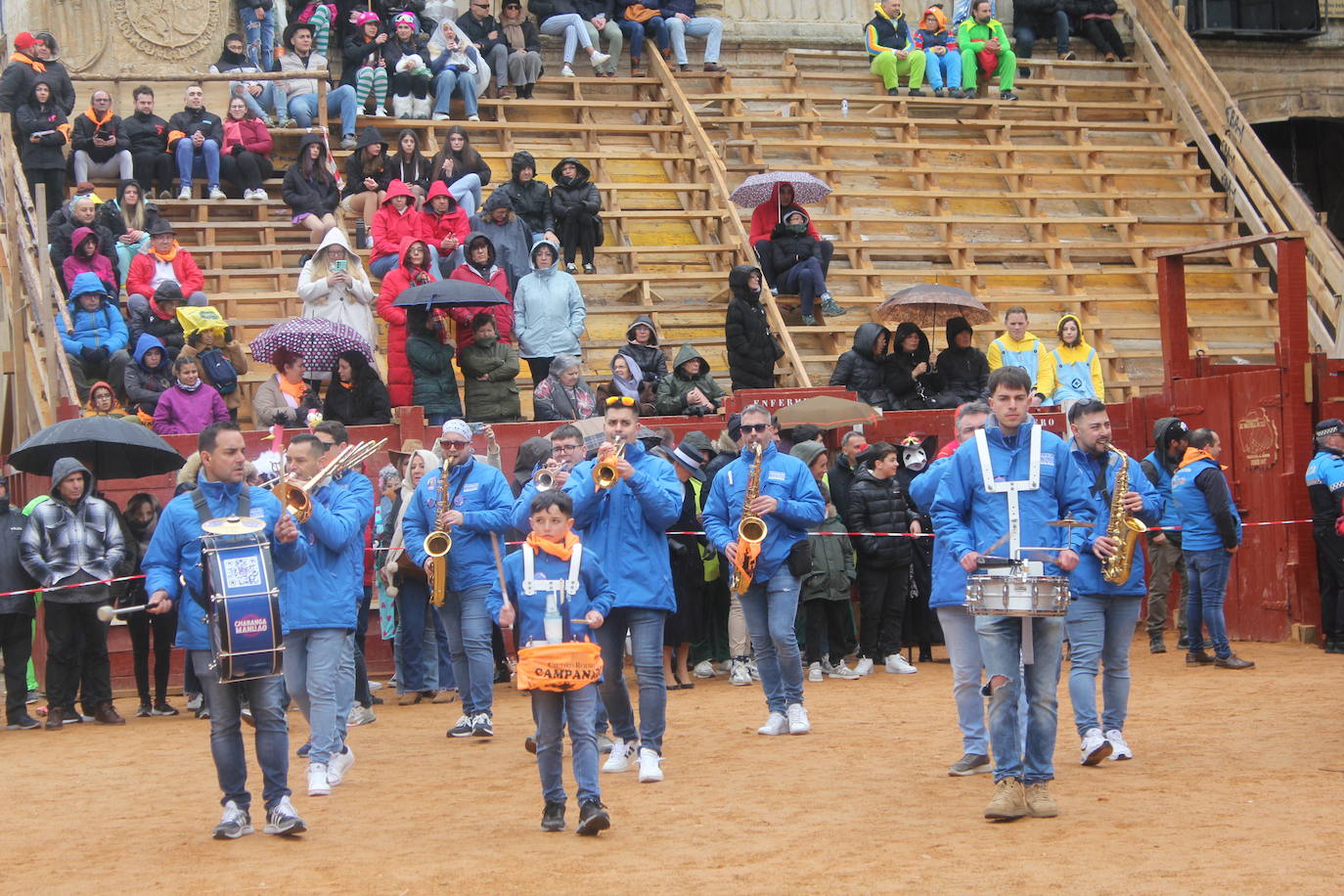 El desfile de disfraces del Carnaval del Toro resiste al frío y el agua