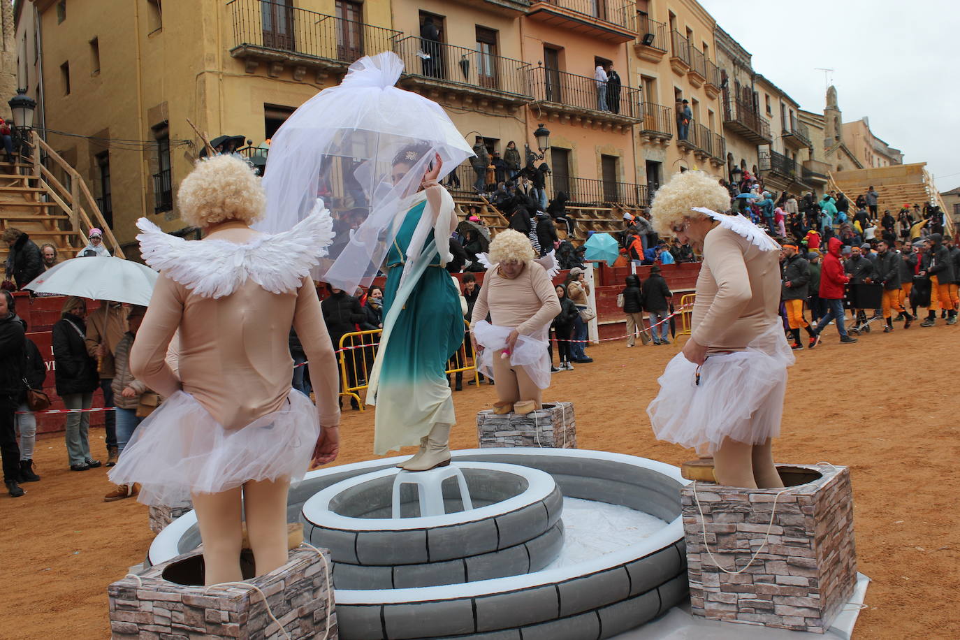 El desfile de disfraces del Carnaval del Toro resiste al frío y el agua