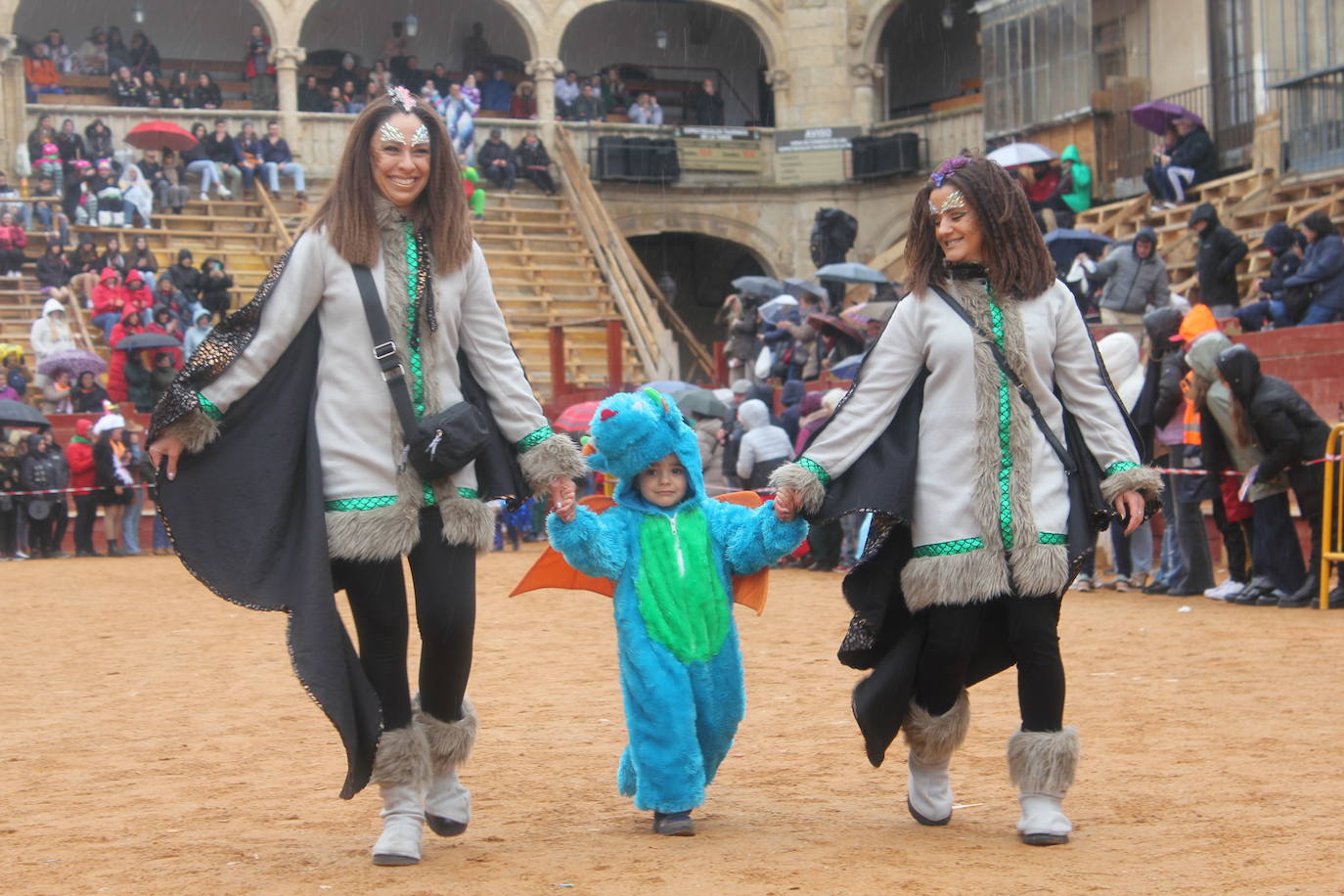 El desfile de disfraces del Carnaval del Toro resiste al frío y el agua