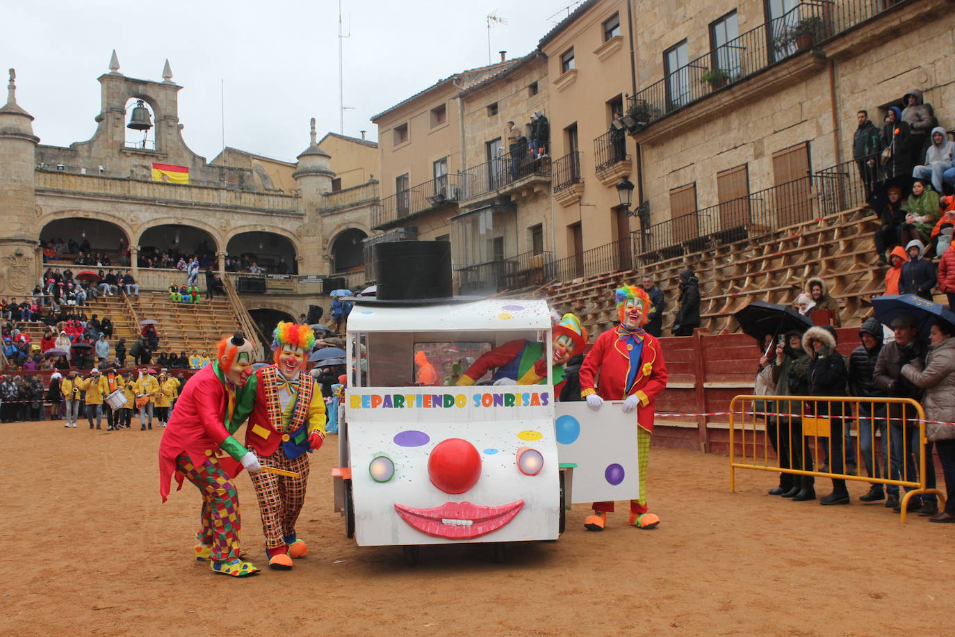 El desfile de disfraces del Carnaval del Toro resiste al frío y el agua