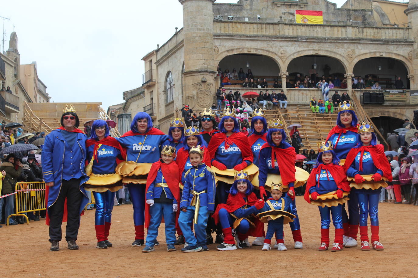 El desfile de disfraces del Carnaval del Toro resiste al frío y el agua