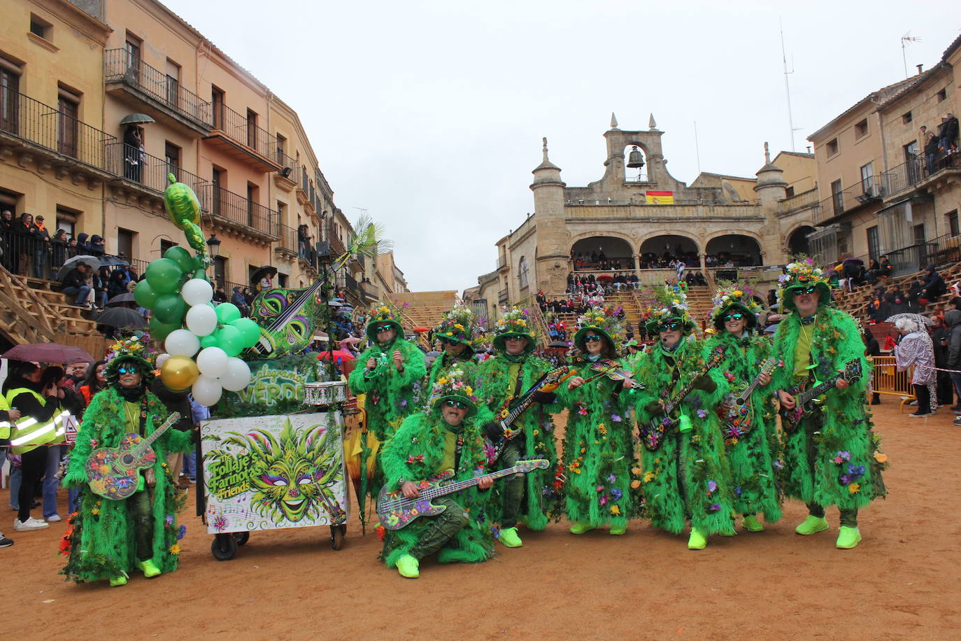 El desfile de disfraces del Carnaval del Toro resiste al frío y el agua