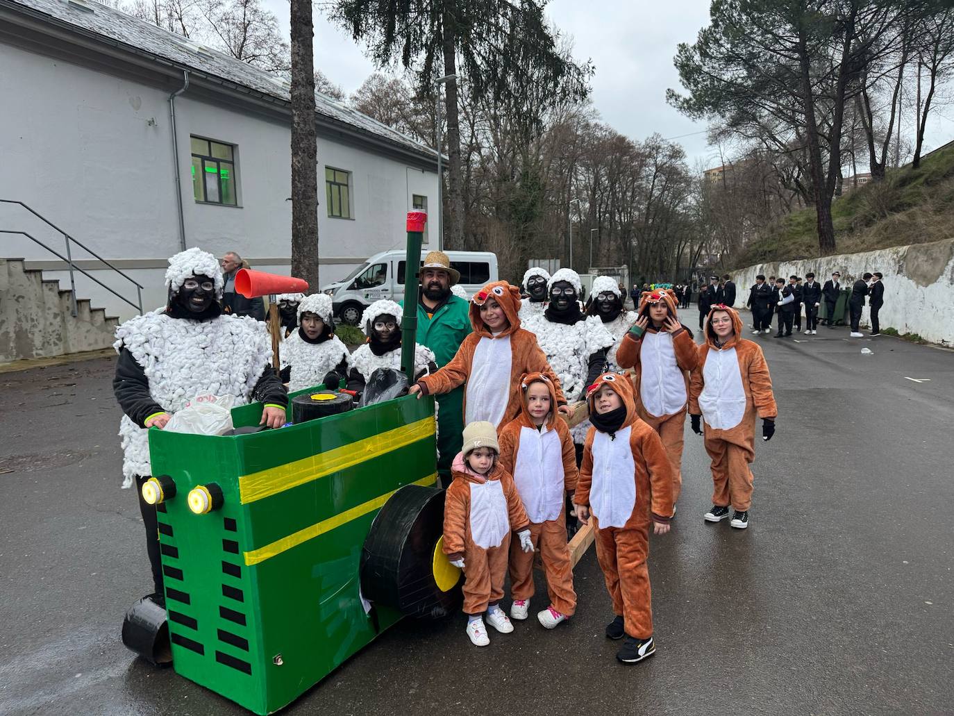 Multitudinaria fiesta de Carnaval en Béjar aún sin desfile por la lluvia