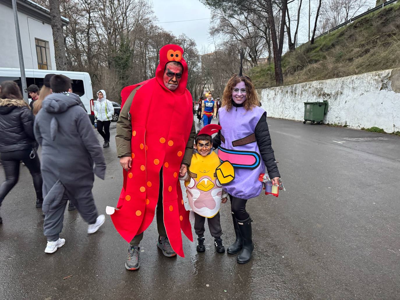 Multitudinaria fiesta de Carnaval en Béjar aún sin desfile por la lluvia