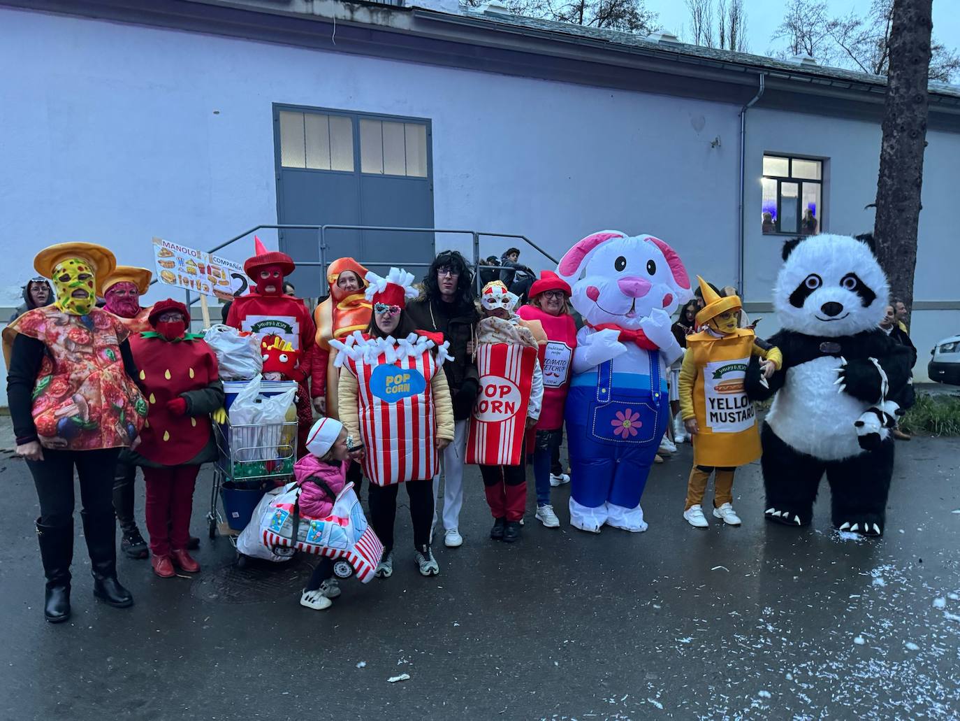 Multitudinaria fiesta de Carnaval en Béjar aún sin desfile por la lluvia