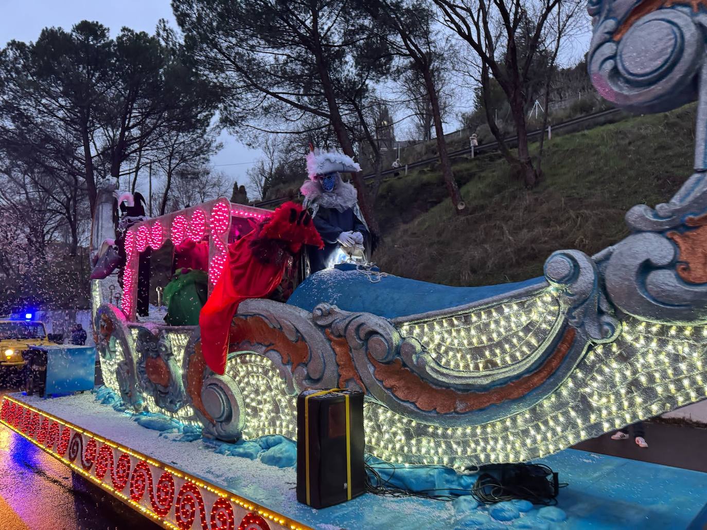 Multitudinaria fiesta de Carnaval en Béjar aún sin desfile por la lluvia