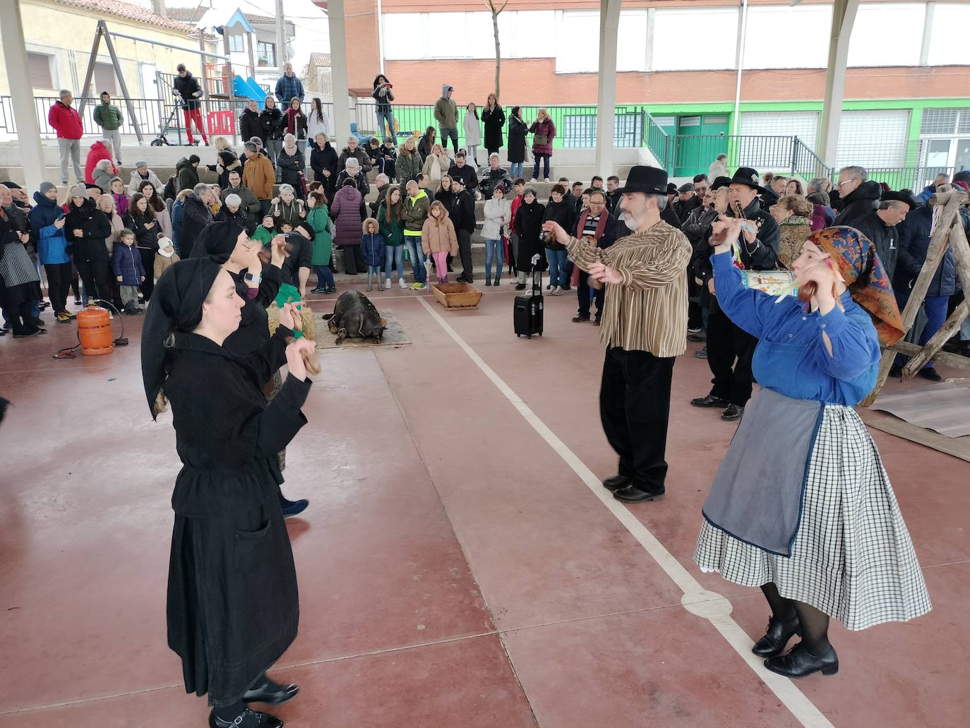 Cespedosa de Tormes rinde homenaje a su grupo de danzas en la matanza tradicional