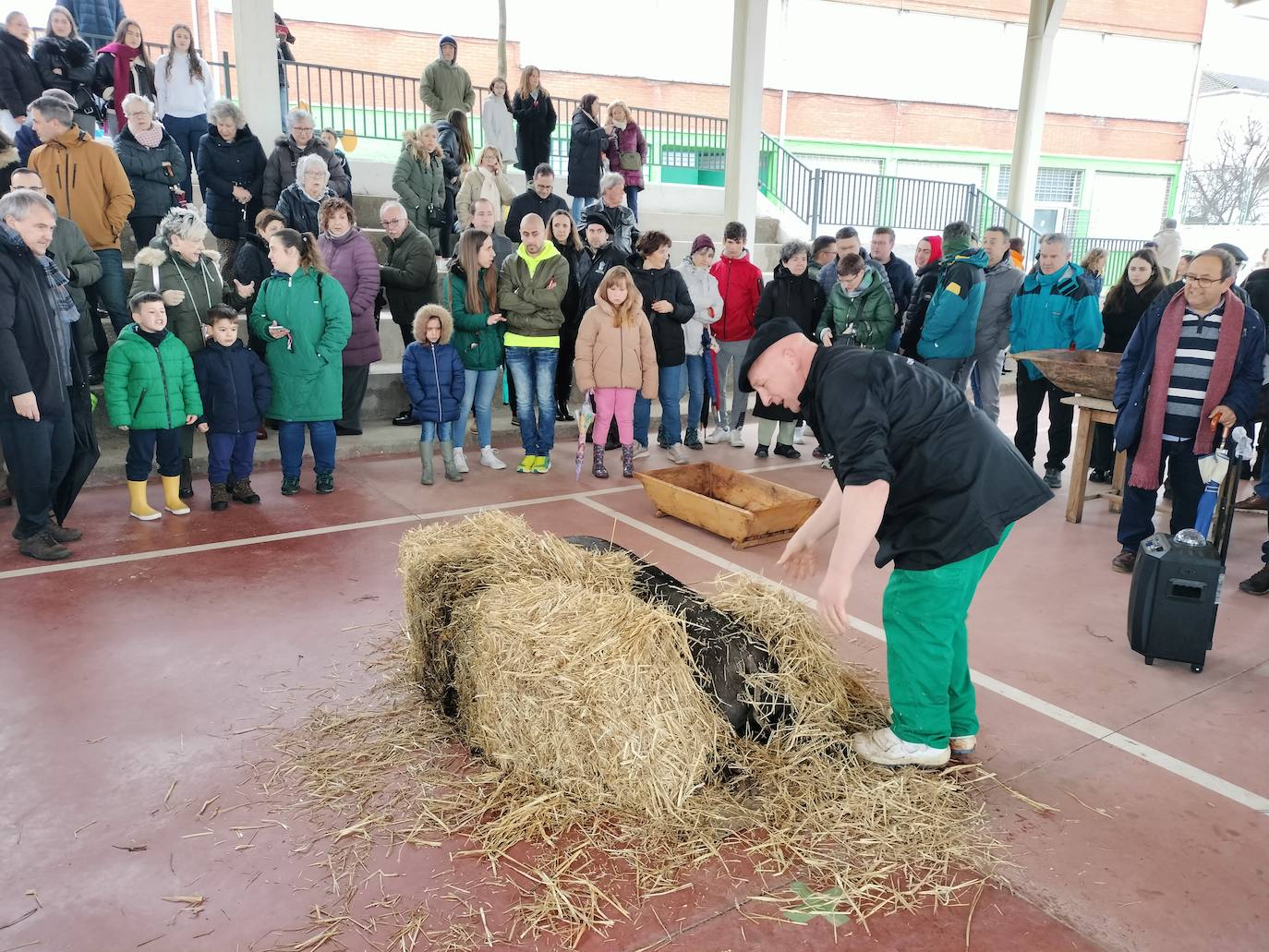 Cespedosa de Tormes rinde homenaje a su grupo de danzas en la matanza tradicional