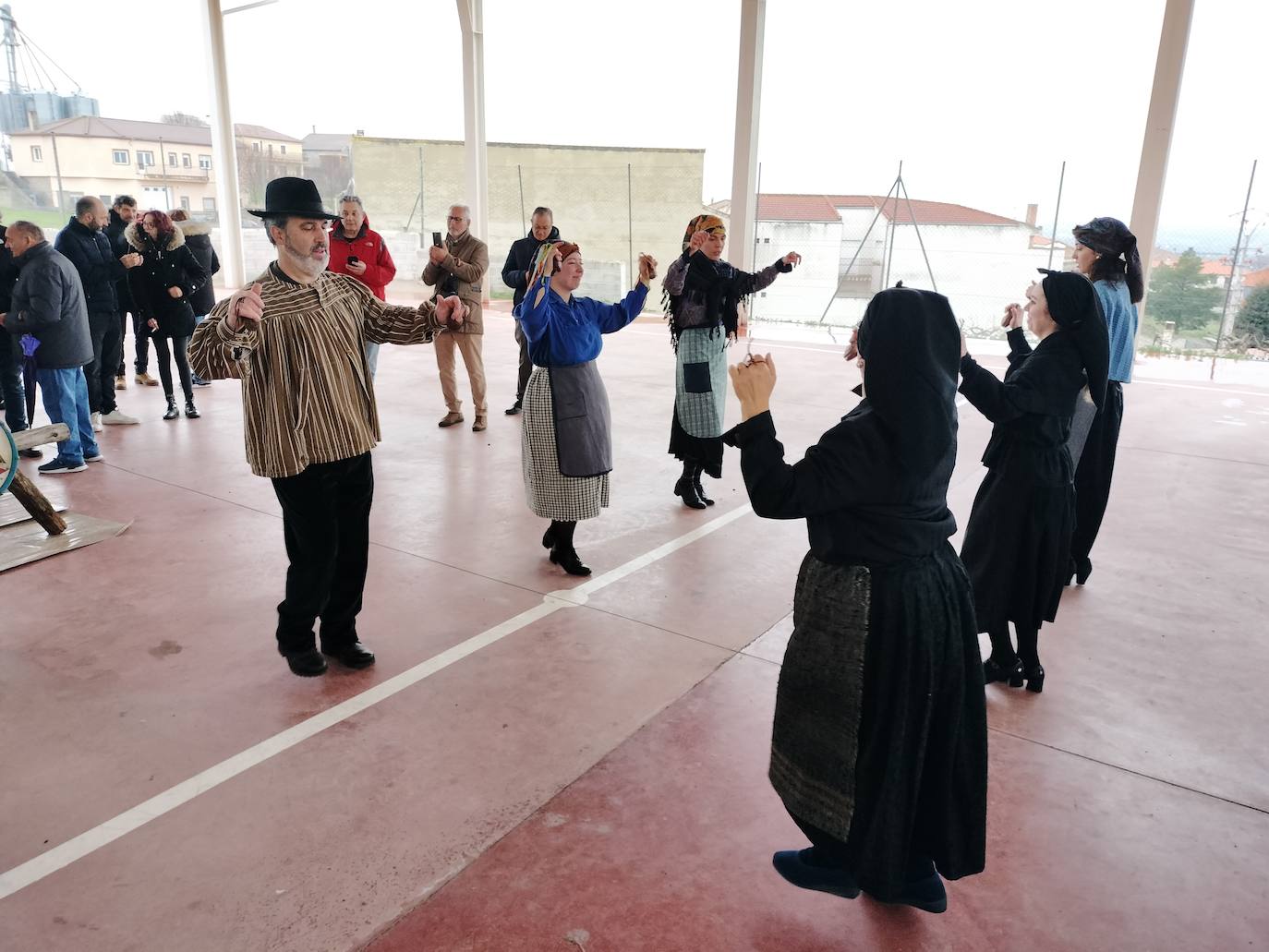 Cespedosa de Tormes rinde homenaje a su grupo de danzas en la matanza tradicional