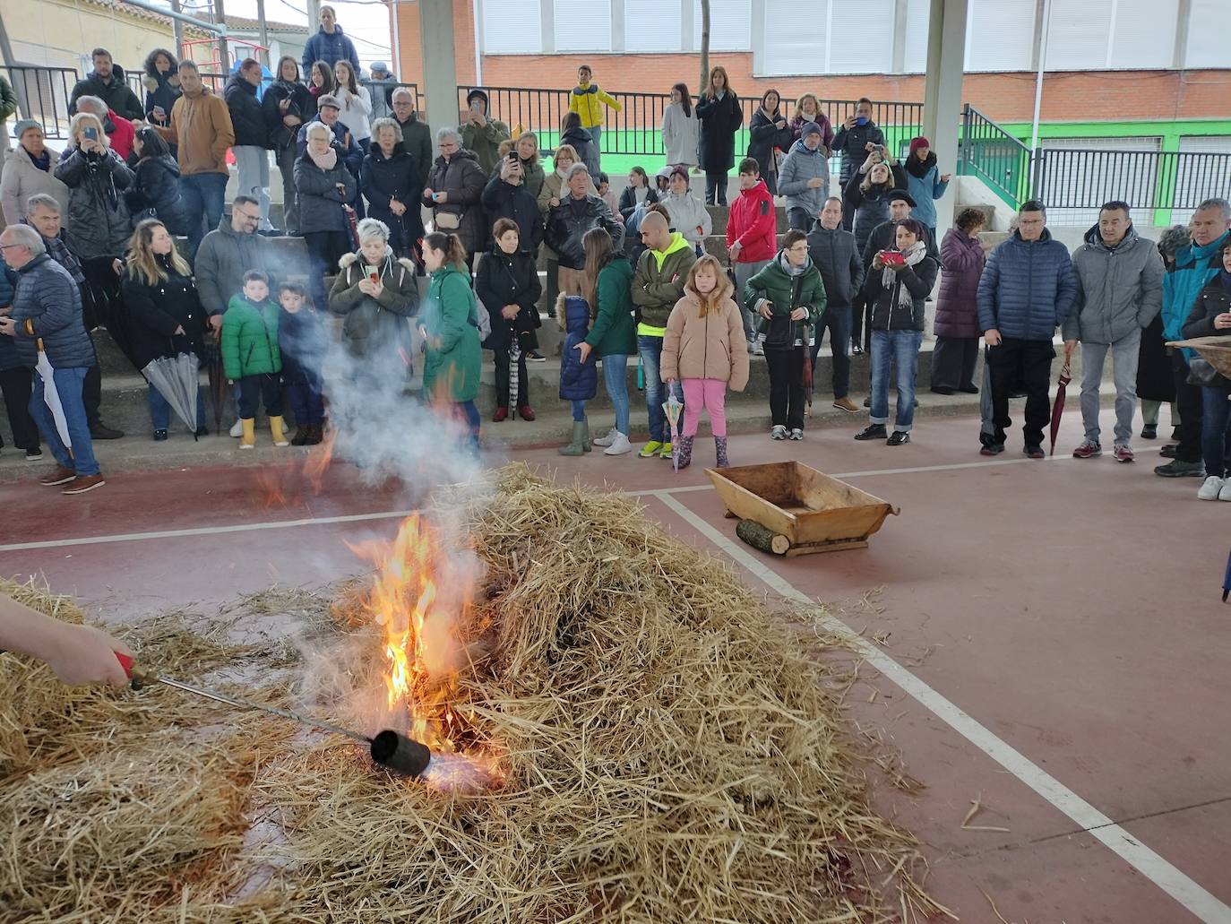 Cespedosa de Tormes rinde homenaje a su grupo de danzas en la matanza tradicional