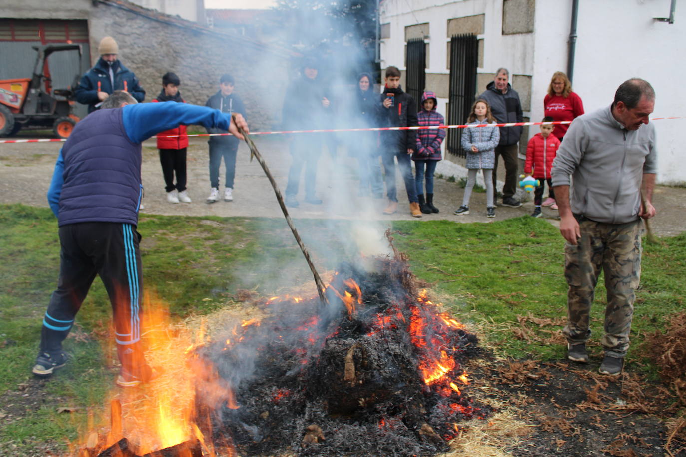 Horcajo de Montemayor se vuelca con su matanza popular